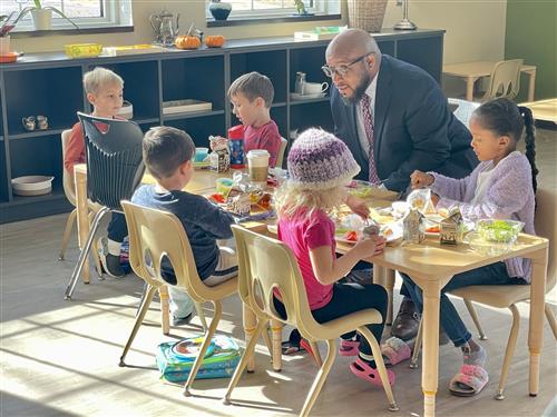 Superintendent eats lunch with students